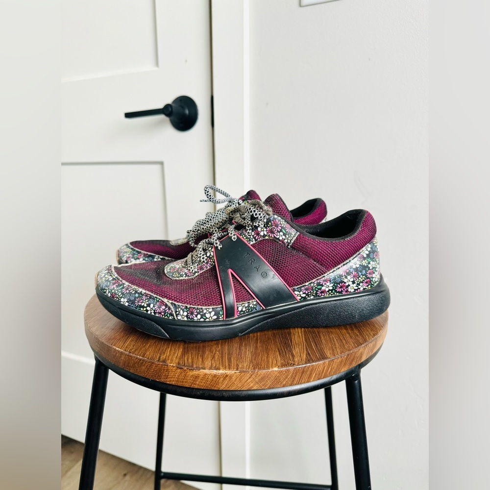 TRAQ by Alegria Qarma purple floral black sneakers woman’s size 39